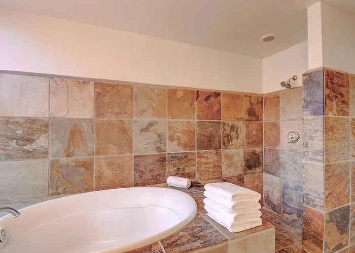 Holiday home Epic 6br With Pool, And Fire Pit - Walk To Trails