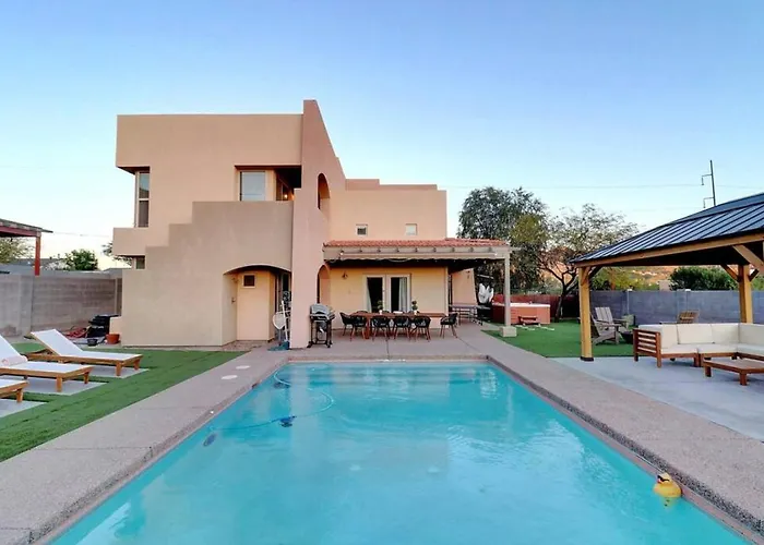 Epic 6br With Pool, And Fire Pit - Walk To Trails Holiday home